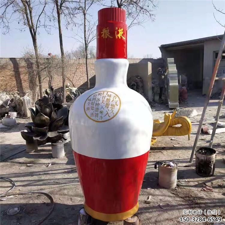 酒瓶雕塑廠家，景區(qū)廣場(chǎng)擺件，玻璃鋼酒瓶雕塑制作