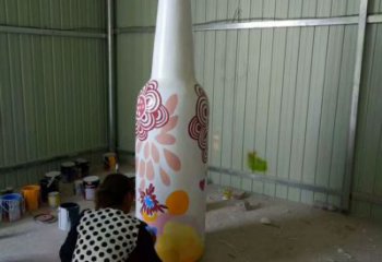 酒瓶彩繪雕塑，公園小區(qū)擺件，玻璃鋼噴漆工藝