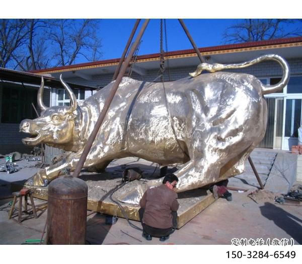 田間開(kāi)荒牛雕塑 彩繪仿真雕塑 園林?jǐn)[件
