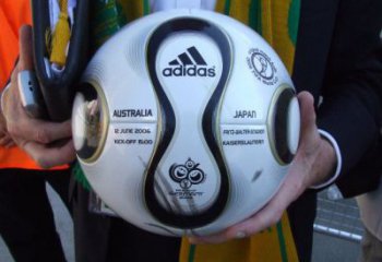 仿真足球雕塑 現(xiàn)代球體雕塑 部隊(duì)球類雕塑