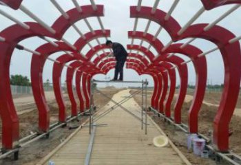 隧道大門雕塑廠家，烤漆美陳雕塑，抽象建筑設計