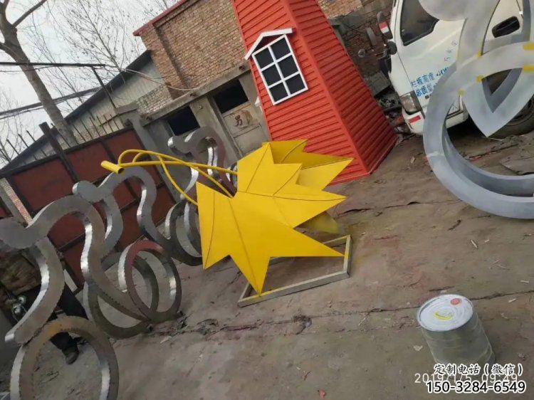 楓葉雕塑通用，街景小品，烤漆楓葉雕塑制造廠家