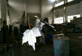 楓葉雕塑承接，城市裝飾，大型不銹鋼楓葉雕塑廠家