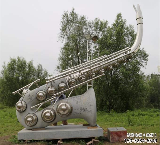 平涼街頭薩克斯雕塑