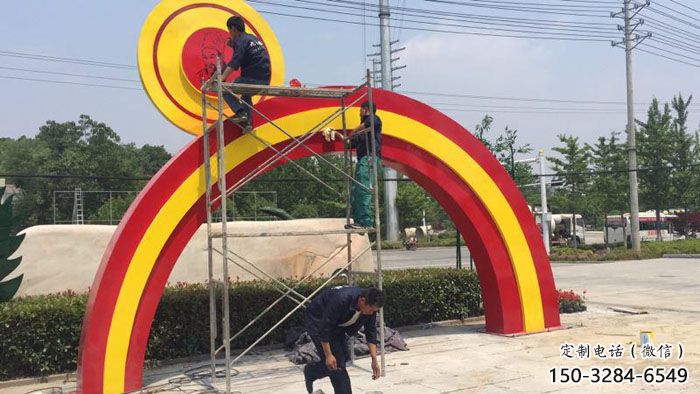 雞西烤漆拱門雕塑，彩虹圖案設計，不銹鋼大門雕塑實景