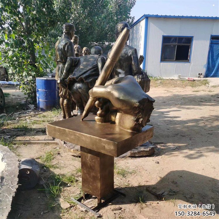 城中手握鋼筆雕塑，街道標識，玻璃鋼手握鋼筆雕塑廠家